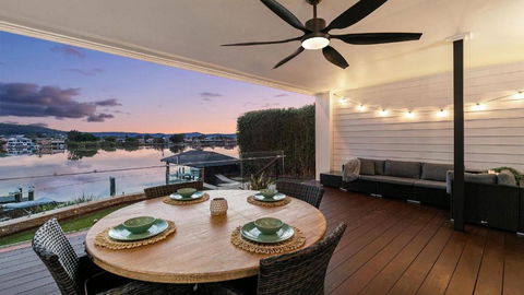 Riverside Retreat - Absolute Waterfront - Accommodation Cairns 3