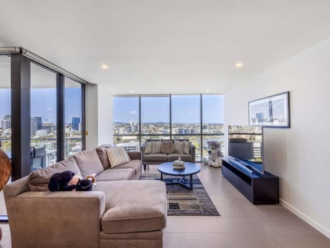 Riverview 2BR Delicate Apt, 1min To Train Station - Accommodation Cairns 1