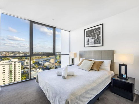 Riverview 2BR Delicate Apt, 1min To Train Station - Accommodation Cairns 3