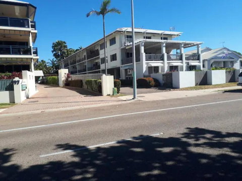 Residential Two-bedroom Unit On The Strand, Self-check In, Wi-fi - Accommodation Cairns 3