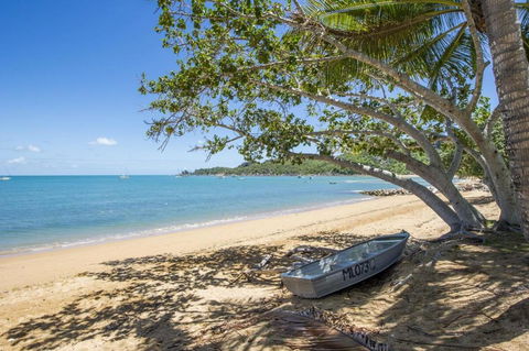 SAILS 9 Beachfront Getaway Horseshoe Bay - Accommodation Cairns 1