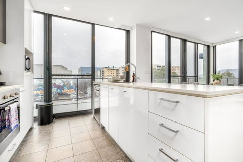 Roomy 2BR 2BA City-Centre Apt - Accommodation Cairns 2