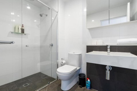 Roomy 2BR 2BA City-Centre Apt - Accommodation Cairns 3