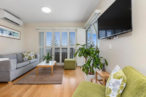 Salt - 2brm Apartment With Spa Bath And Ocean Views - Accommodation Cairns 3