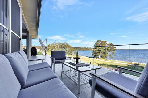 Royal Retreat Peaceful Lakefront - Accommodation Cairns 0