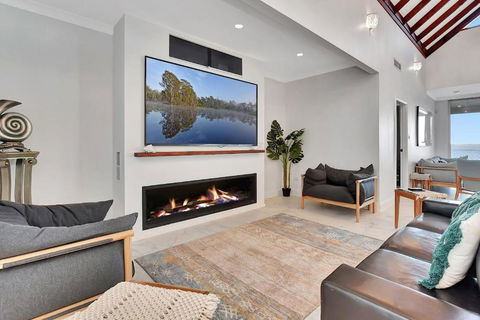 Royal Retreat Peaceful Lakefront - Accommodation Cairns 3