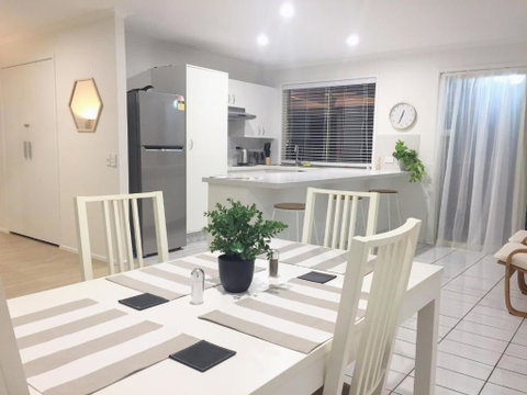 Robin Joy - Accommodation Cairns 0