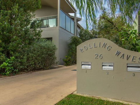 Rolling Waves No 2 - Accommodation Cairns 0