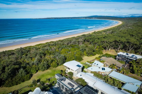 Rolling Waves 3 - Beach Access & Pet Friendly! - Accommodation Cairns 0