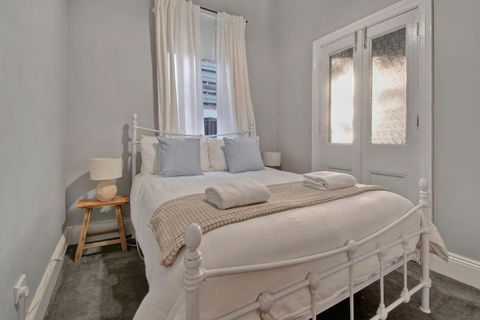 Rose Cottage - Stroll To CBD, Leafy Setting - Accommodation Cairns 2