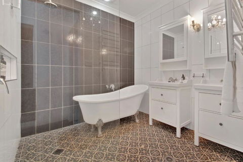 Rose Cottage - Stroll To CBD, Leafy Setting - Accommodation Cairns 3