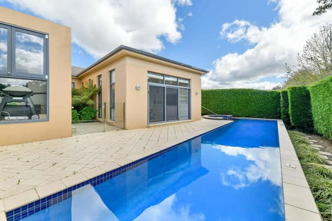 Roselawn Retreat - Pool, Incredible Views, Sleeps 8 - Accommodation Cairns 3
