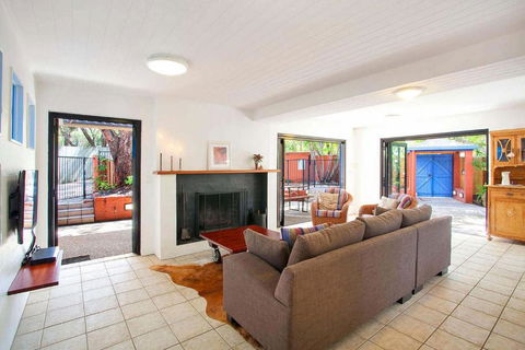 Ross Cres Spacious Private Beach House - Accommodation Cairns 1