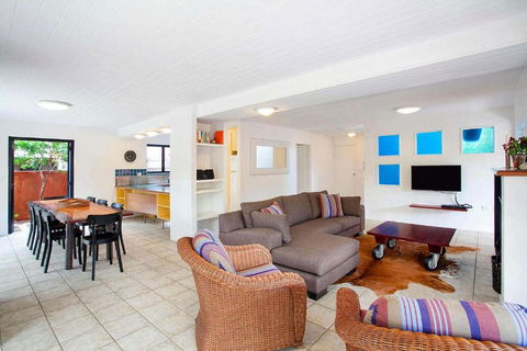 Ross Cres Spacious Private Beach House - Accommodation Cairns 2