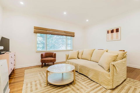 Salmon Calm - Trendy Velvet Allure By Albert Park - Accommodation Cairns 2