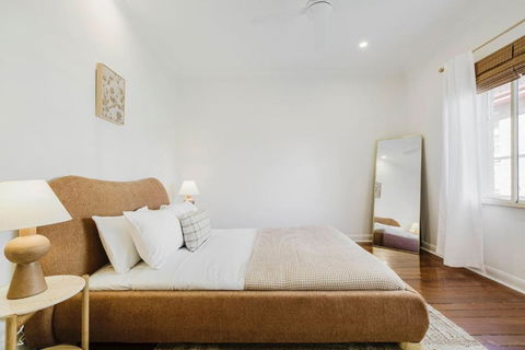 Salmon Calm - Trendy Velvet Allure By Albert Park - Accommodation Cairns 0
