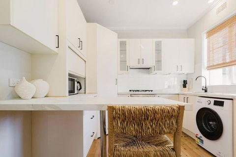 Salmon Calm - Trendy Velvet Allure By Albert Park - Accommodation Cairns 1