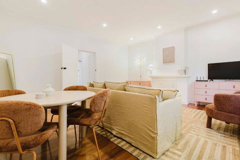 Salmon Calm - Trendy Velvet Allure By Albert Park - Accommodation Cairns 3