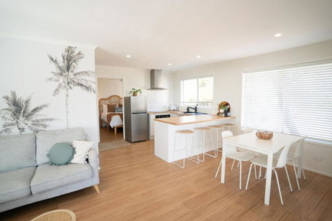 Sanbis Cabin - Hidden Boutique Retreat, Sea Views - Accommodation Cairns 2
