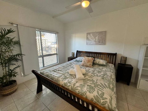 Sand Bars - Spacious, Beach, Pets - Accommodation Cairns 0