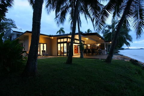 Sandcastle Retreat - Absolute Cairns Beachfront - Accommodation Cairns 2