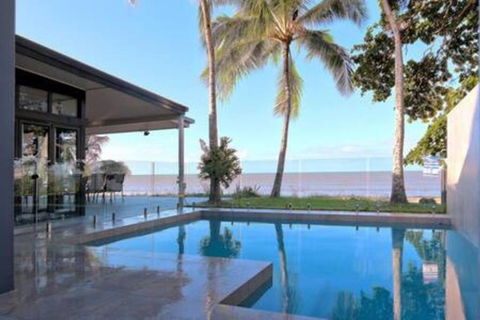 Sandcastle Retreat - Absolute Cairns Beachfront - Accommodation Cairns 0