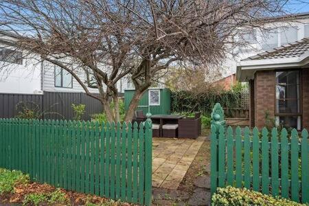 Sandy Bay Cozy Cottage Close To CBD - Accommodation Cairns 3