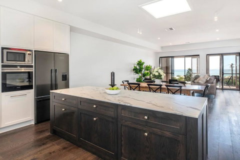 SEA FOR MILES At Semaphore To Relax & Unwind - Accommodation Cairns 3