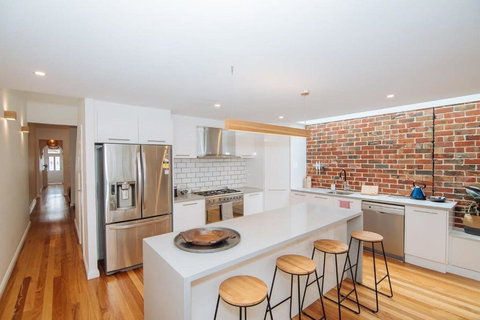 SENSATIONAL Renovated Cottage In Beautiful Seddon - Accommodation Cairns 3