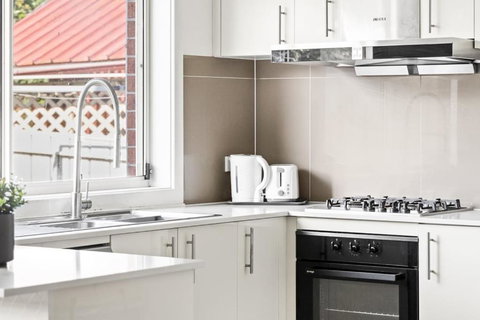 Serene Double Room In Panania - Close To Stations & Shops - Shared Bathroom - Accommodation Cairns 3