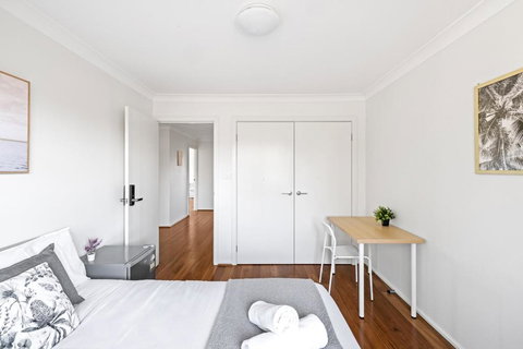 Serene Double Room In Panania - Close To Stations & Shops - Shared Bathroom - Accommodation Cairns 1