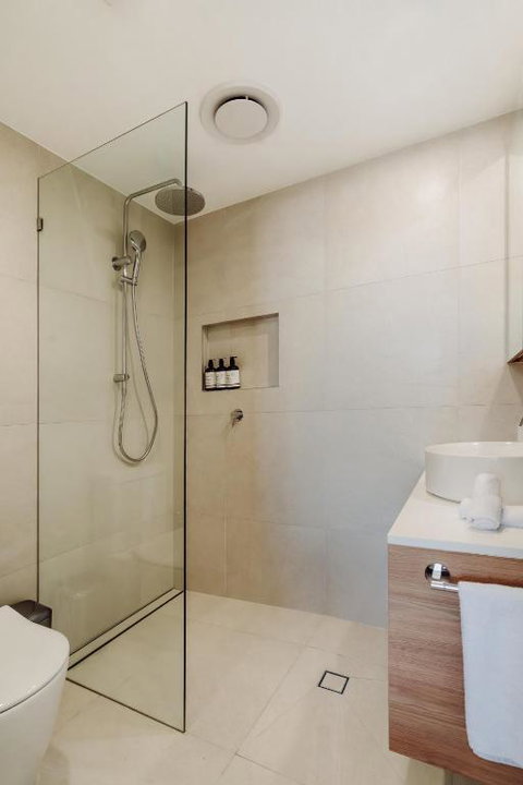 SILK - Lustrous Vacation Awaits 400m To The Beach - Accommodation Cairns 2