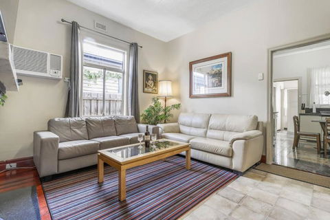 Spacious Urban Delight In Coburg - Accommodation Cairns 0