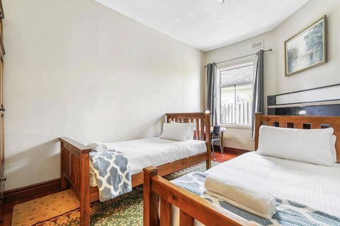 Spacious Urban Delight In Coburg - Accommodation Cairns 3