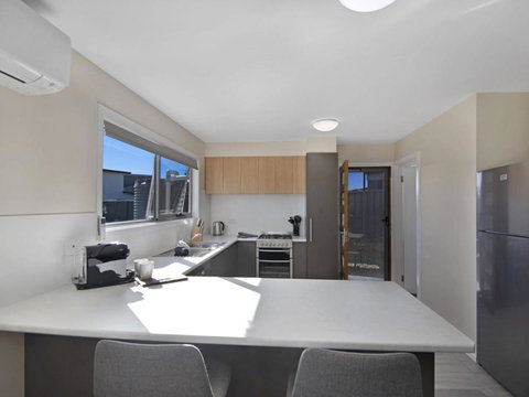 T Bar On Twynam - Modern 2BR Apartment L WiFi L Netflix L BBQ L Smart TV L Air-Con - Accommodation Cairns 3