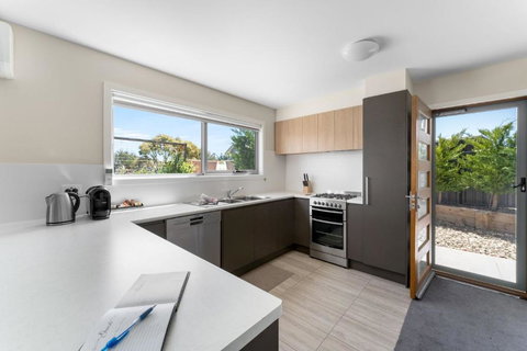 T Bar On Twynam - Modern 2BR Apartment L WiFi L Netflix L BBQ L Smart TV L Air-Con - Accommodation Cairns 0