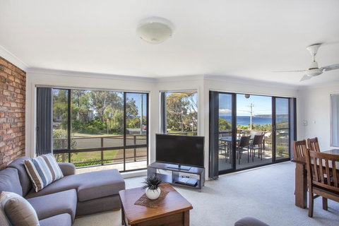 Beachside Getaway - Accommodation Cairns 2