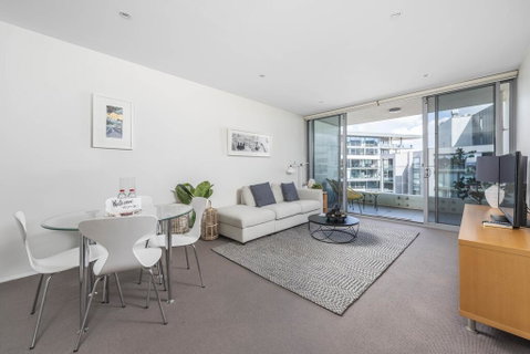 Beautiful Modern Lake View Apartment - Accommodation Cairns 3