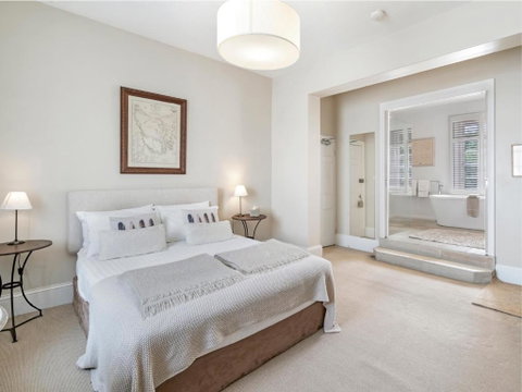 The Red Feather Inn - Accommodation Cairns 3