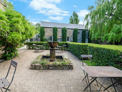 The Red Feather Inn - Accommodation Cairns 1