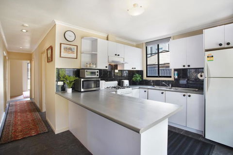Three Bedroom Sweet Retreat In Coburg - Accommodation Cairns 1