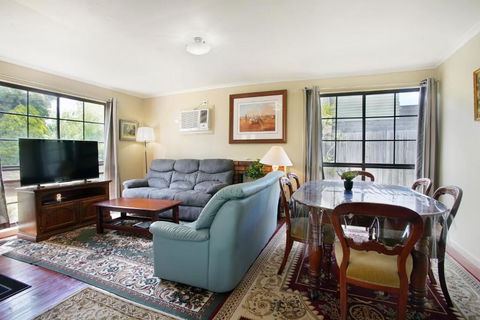 Three Bedroom Sweet Retreat In Coburg - Accommodation Cairns 0