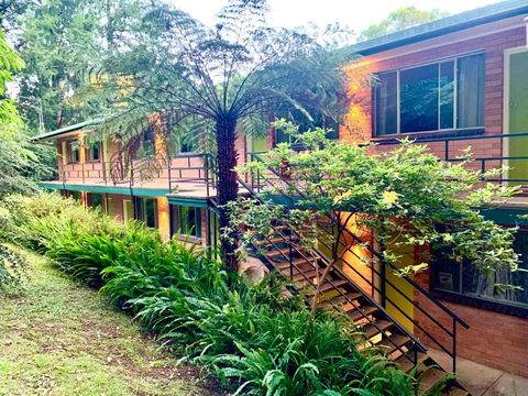 WARBURTON MOTEL - Where Mid-century Style Meets The Mountains - Accommodation Cairns 3