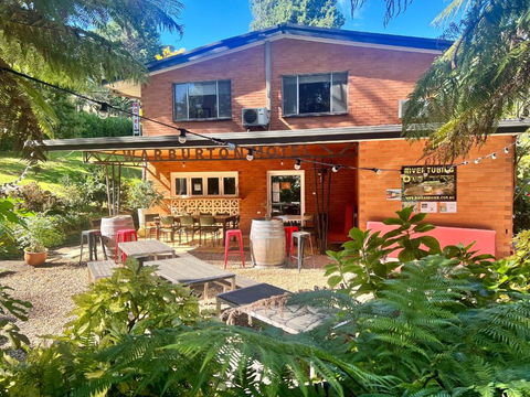 WARBURTON MOTEL - Where Mid-century Style Meets The Mountains - Accommodation Cairns 0