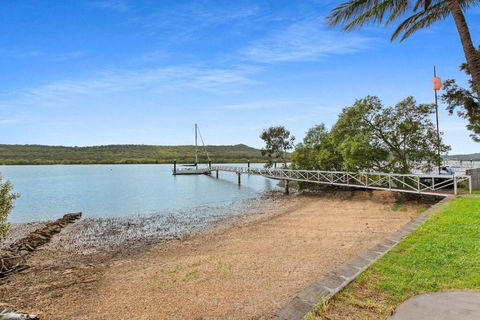 Waterfront, Deep Water Pontoon, Views To Straddie - Accommodation Cairns 2