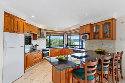 Waterfront, Deep Water Pontoon, Views To Straddie - Accommodation Cairns 3