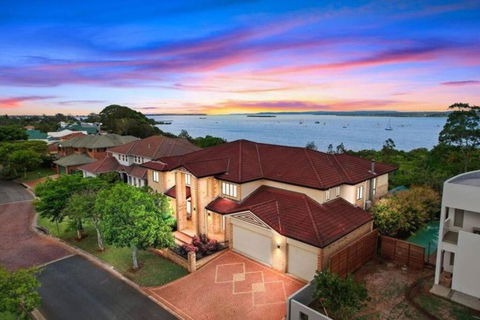 Waterfront Entire Luxury House With Bay View And Pool - Accommodation Cairns 0