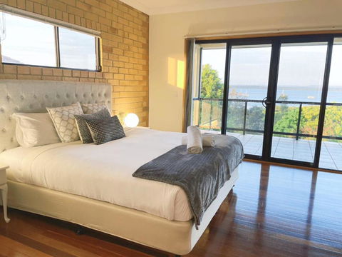 Waterfront Entire Luxury House With Bay View And Pool - Accommodation Cairns 1