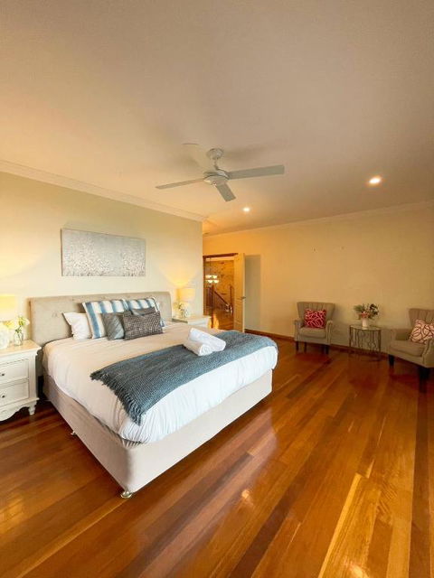 Waterfront Entire Luxury House With Bay View And Pool - Accommodation Cairns 2