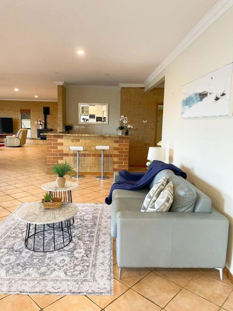 Waterfront Entire Luxury House With Bay View And Pool - Accommodation Cairns 3